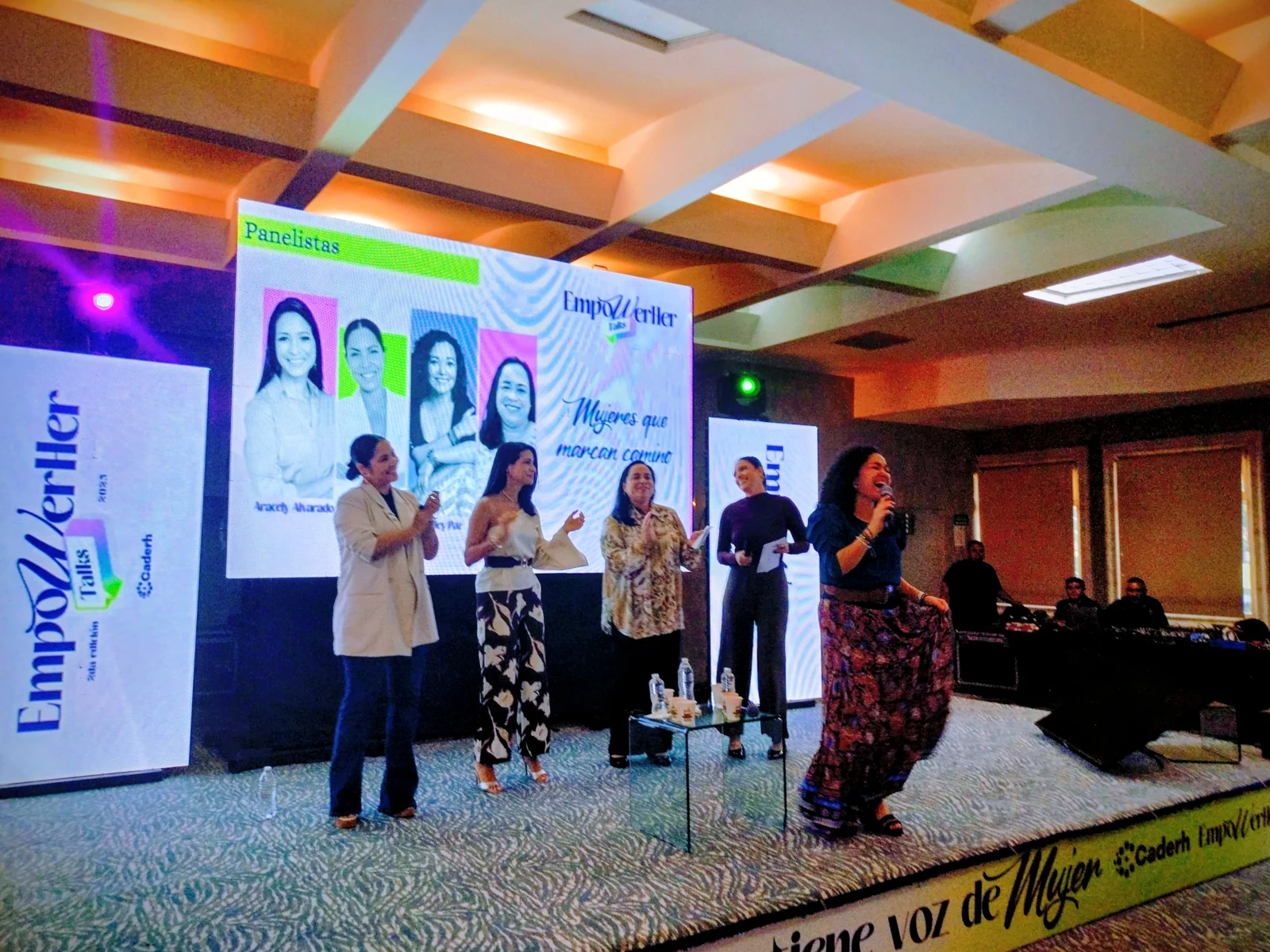 Panel de conversación durante EmpowerHer Talks.