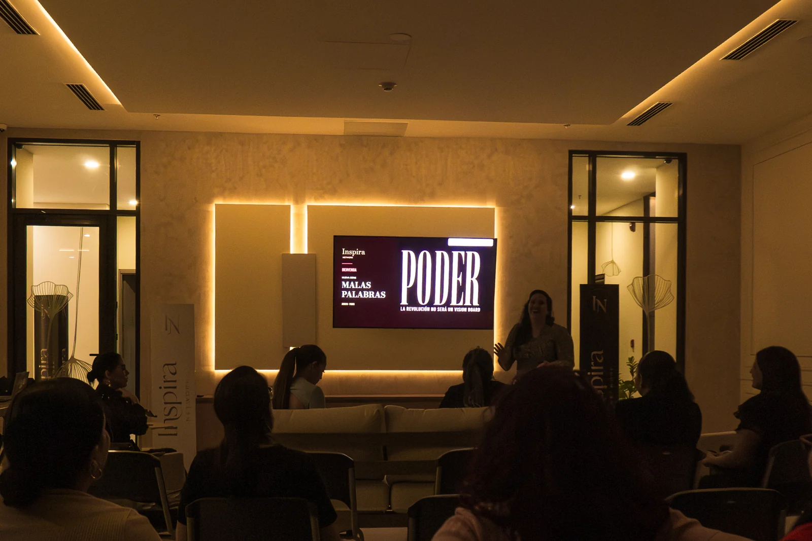 Mujeres de la comunidad durante Inspira Nights.