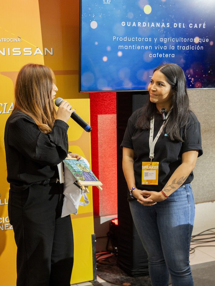 Glendy Alvarado sostiene su reconocimiento junto a Dess Carias durante los Premios Inspira de HOCE 2025.